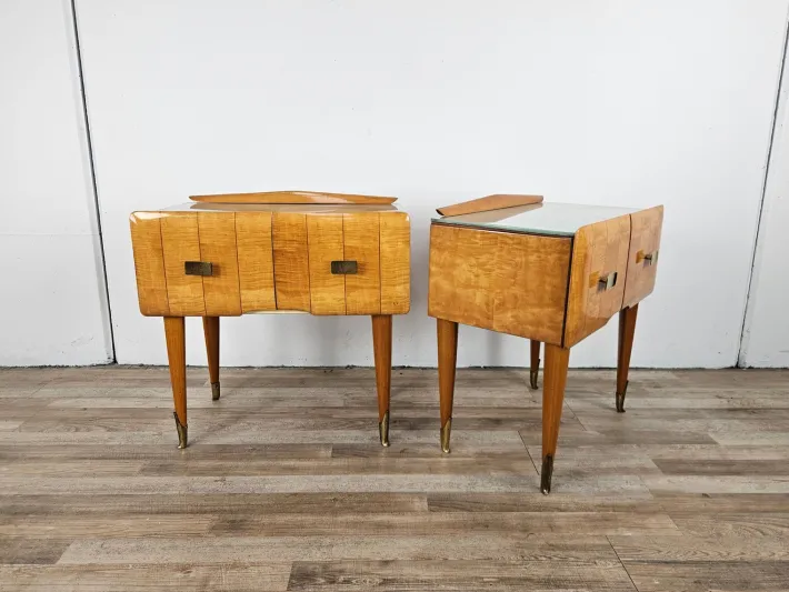 Pamono Mid-Century Italian Bedside Tables in Maple, Brass and Decorated Glass, 1950s, Set of 2