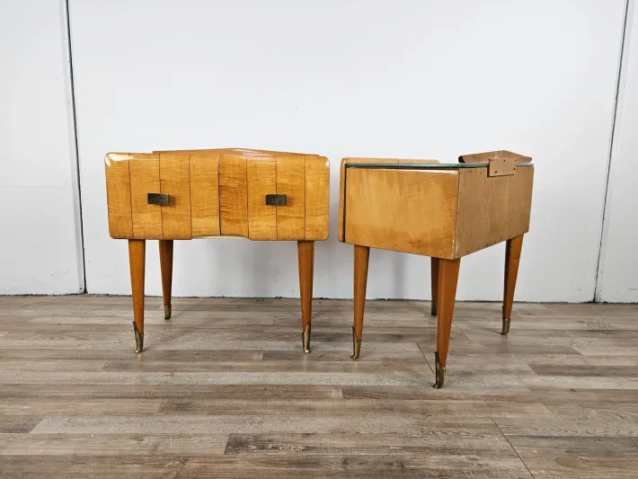 Pamono Mid-Century Italian Bedside Tables in Maple, Brass and Decorated Glass, 1950s, Set of 2