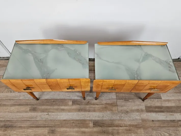 Pamono Mid-Century Italian Bedside Tables in Maple, Brass and Decorated Glass, 1950s, Set of 2