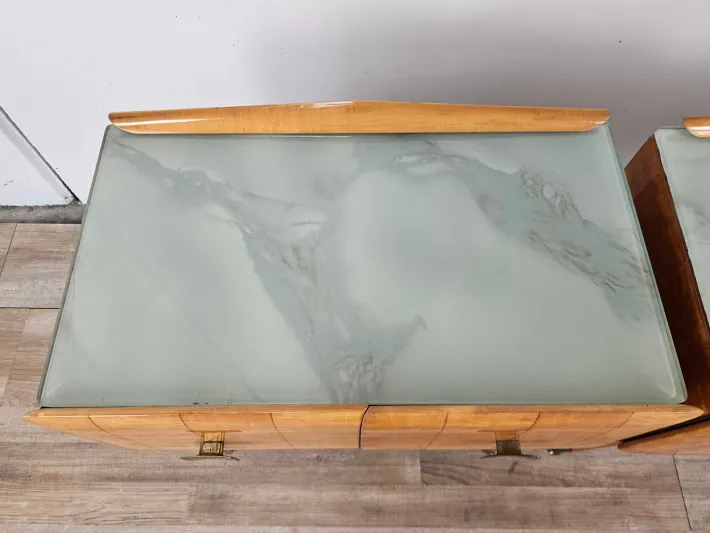 Pamono Mid-Century Italian Bedside Tables in Maple, Brass and Decorated Glass, 1950s, Set of 2