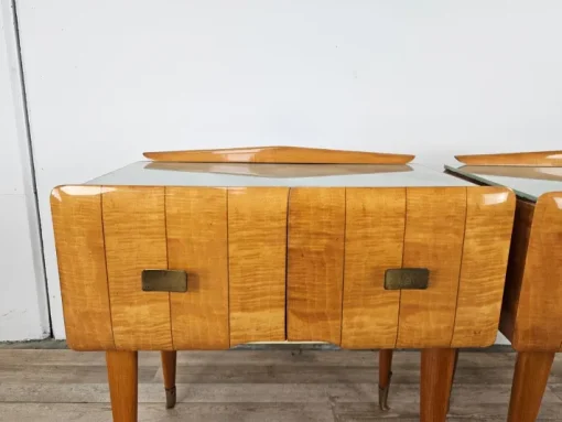 Pamono Mid-Century Italian Bedside Tables in Maple, Brass and Decorated Glass, 1950s, Set of 2