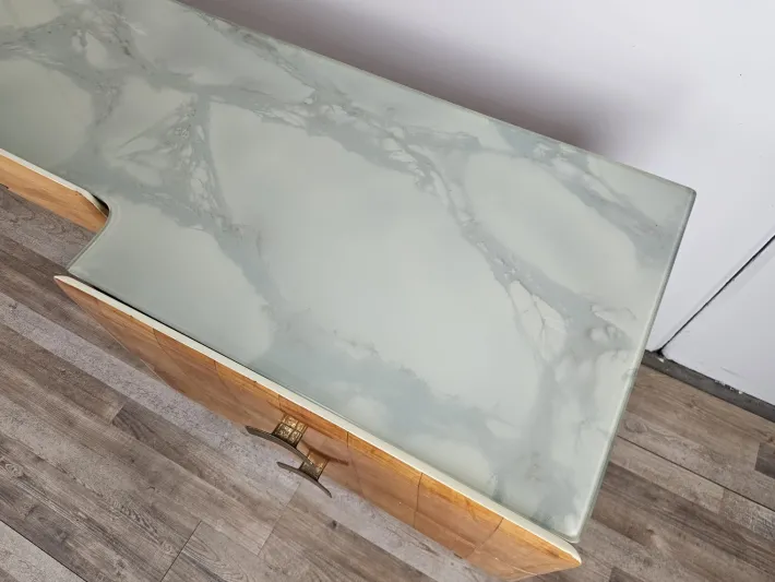 Pamono Mid-Century Italian Maple and Glass Chest of Drawers with Brass Details, 1950s Sale