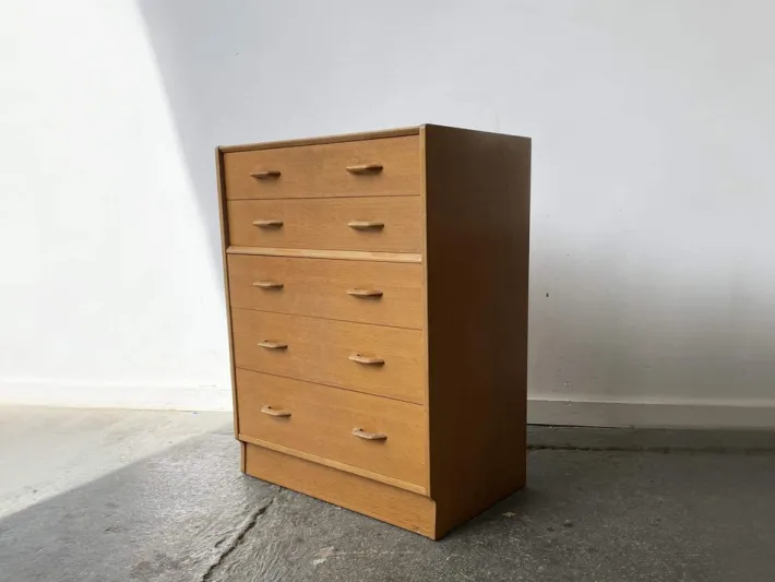 Pamono Mid-Century Modern Chest of Drawers in Oak from G-Plan, 1950s Sale