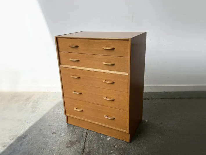 Pamono Mid-Century Modern Chest of Drawers in Oak from G-Plan, 1950s Sale