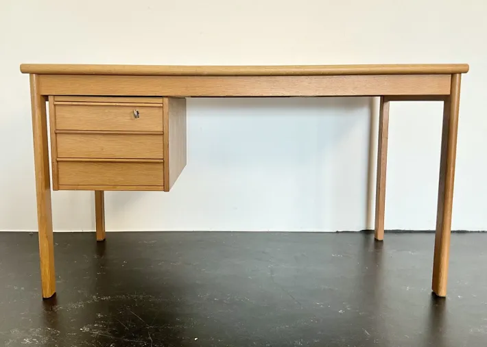 Pamono Mid-Century Modern Danish Oak Desk with Sliding Top by Peter Lovig Nielsen for Løvig, 1960s Clearance