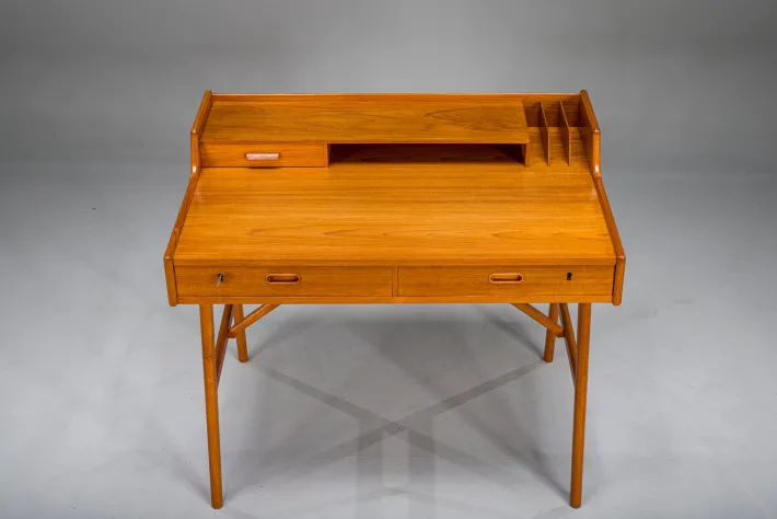 Pamono Mid-Century Modern Danish Teak Desk by Arne Wahl Iversen, 1960s Best