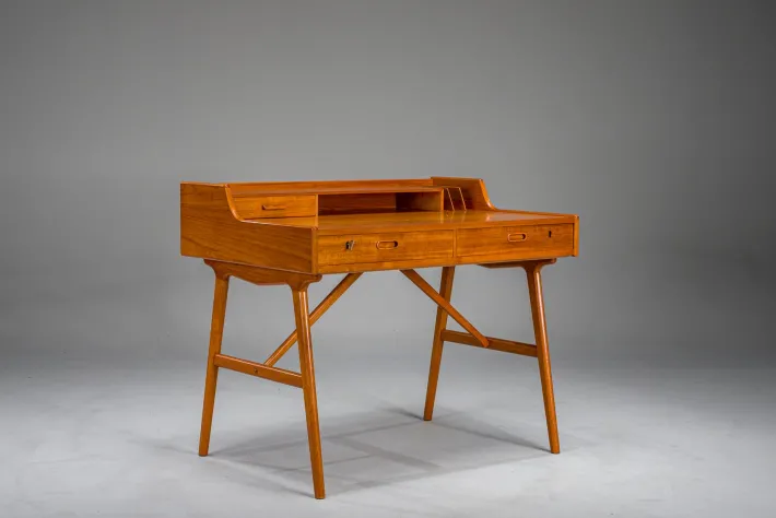 Pamono Mid-Century Modern Danish Teak Desk by Arne Wahl Iversen, 1960s Best