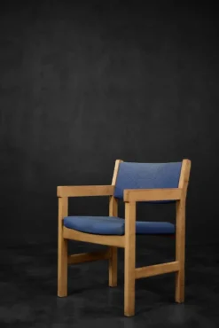 Pamono Mid-Century Modern Danish Oak and Blue Fabric Chair by Hans J. Wegner for Getama, 1960s Best