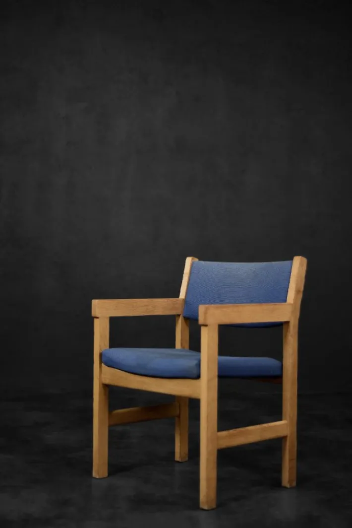Pamono Mid-Century Modern Danish Oak and Blue Fabric Chair by Hans J. Wegner for Getama, 1960s Best