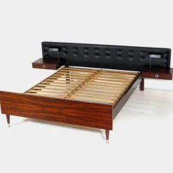 Pamono Mid-Century Modern Double Bed Bedroom Set with Floating Nightstands and Lighting, 1960s Hot