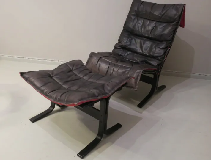 Pamono Mid-Century Modern Leather Siesta Chair with Ottoman by Ingmar Relling, Set of 2 Hot