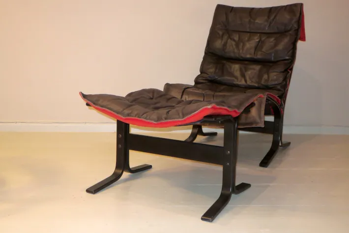 Pamono Mid-Century Modern Leather Siesta Chair with Ottoman by Ingmar Relling, Set of 2 Hot