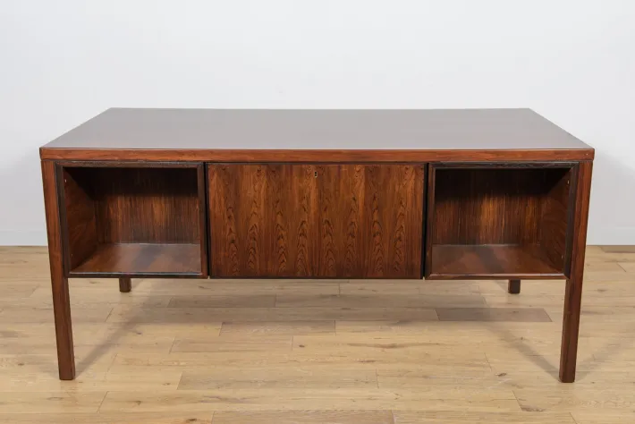Pamono Mid-Century Modern Model 77 Freestanding Desk in Teak from Omann Jun, 1960s Outlet
