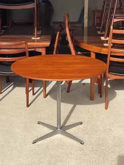 Pamono Mid-Century Modern Teak Round Dining Table by Arne Jacobsen for Fritz Hansen, 1950s Outlet