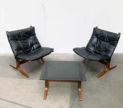 Pamono Mid-Century Norwegian Siesta Lounge Chairs and Glass Side Table Set by Ingmar Relling for Westnofa, Set of 3 Hot
