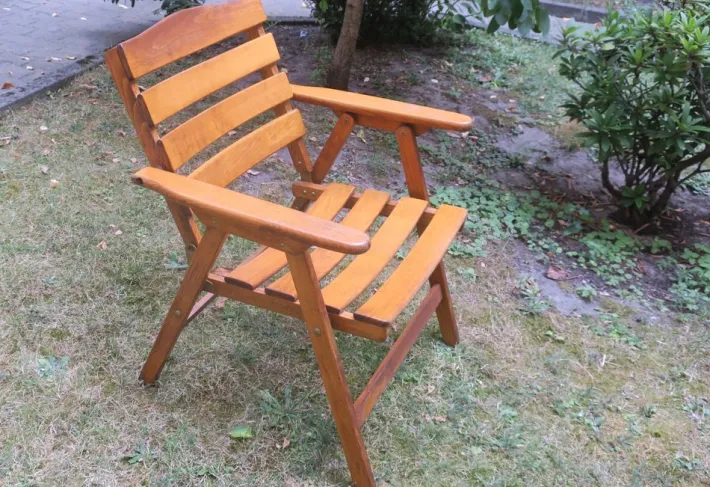 Pamono Mid-Century Patinated Wood Folding Garden or Patio Elbow Chair, 1960s Hot