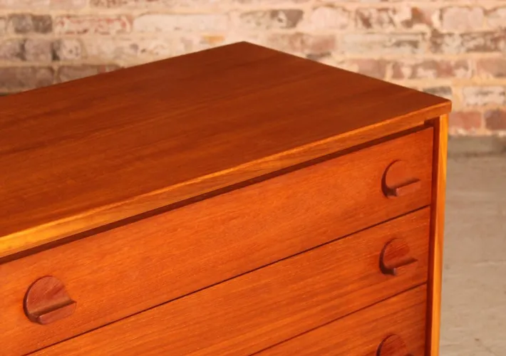 Pamono Mid-Century Teak Chest of 4 Drawers from Stag, 1970s Outlet