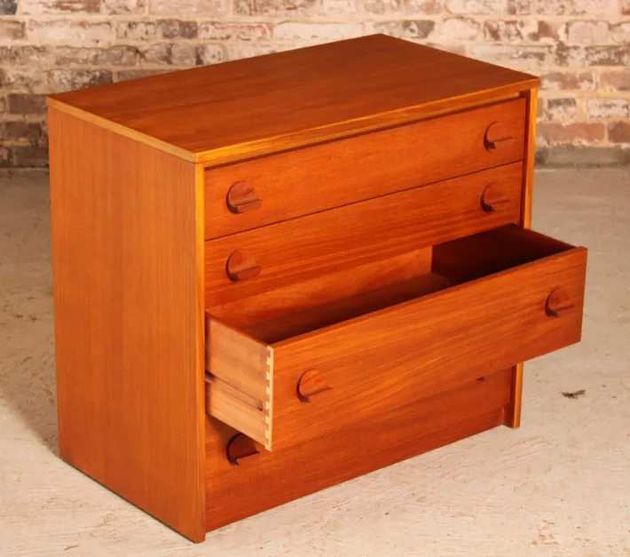 Pamono Mid-Century Teak Chest of 4 Drawers from Stag, 1970s Outlet