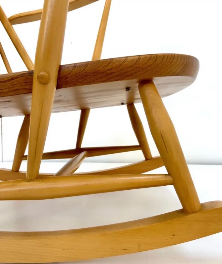 Pamono Mid-Century Windsor Grandfather Rocking Chair in Wood attributed to Lucian Ercolani for Ercol, England, 1960s Outlet