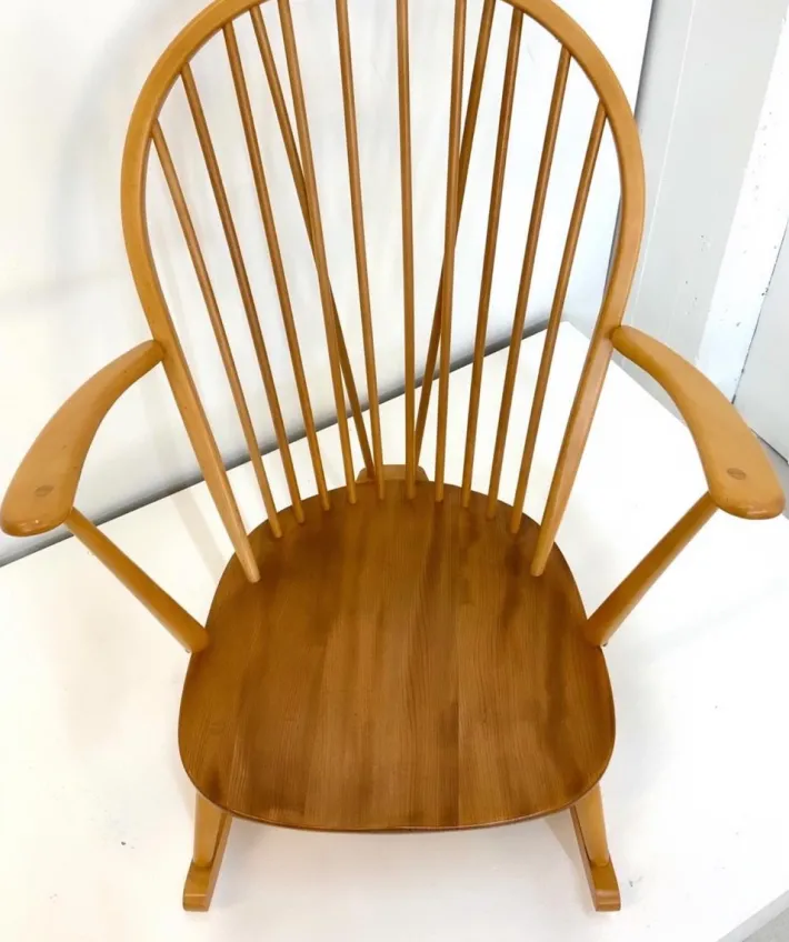 Pamono Mid-Century Windsor Grandfather Rocking Chair in Wood attributed to Lucian Ercolani for Ercol, England, 1960s Outlet