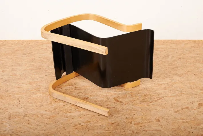 Pamono Model 31 Cantilever Chair in Molded Birch & Plywood by Alvar Aalto for Wohnbedarf, 1932 Outlet