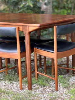 Pamono Model T3 Extendable Dining Table in Walnut by Tom Robertson for McIntosh, 1970s New