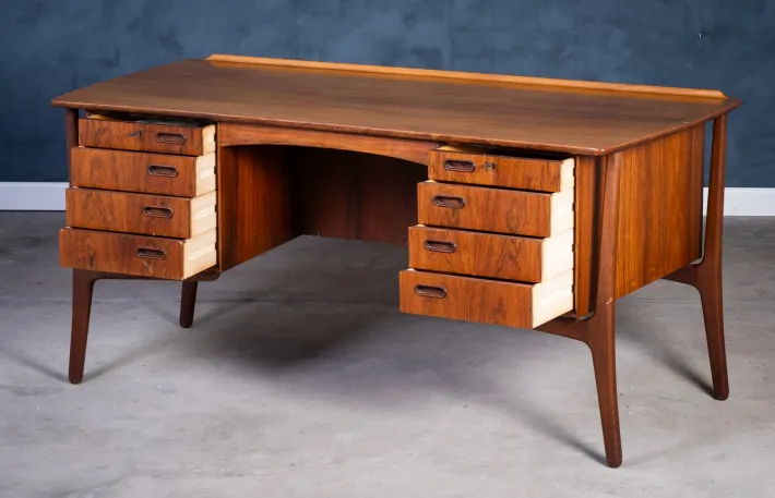 Pamono Rosewood Desk by Svend Åge Madsen for H.P. Hansen, 1960s Hot