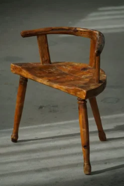 Pamono Scandinavian Folk Art 3-Legged Chair in Pine, 1920s Online