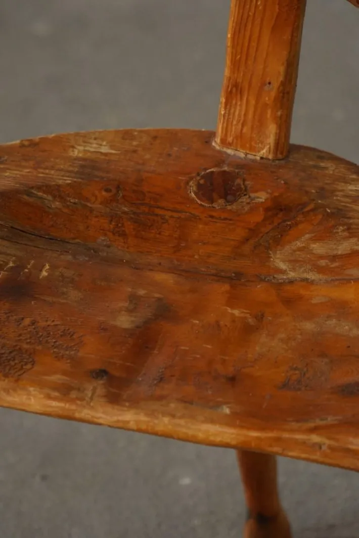 Pamono Scandinavian Folk Art 3-Legged Chair in Pine, 1920s Online
