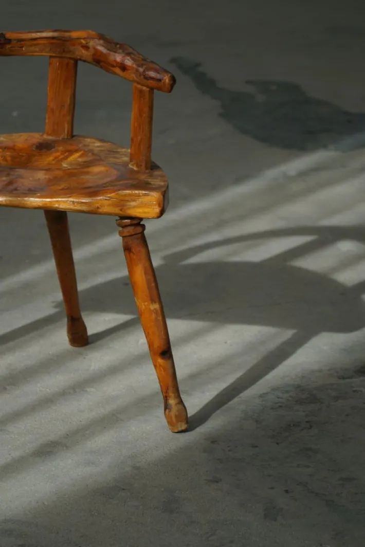Pamono Scandinavian Folk Art 3-Legged Chair in Pine, 1920s Online