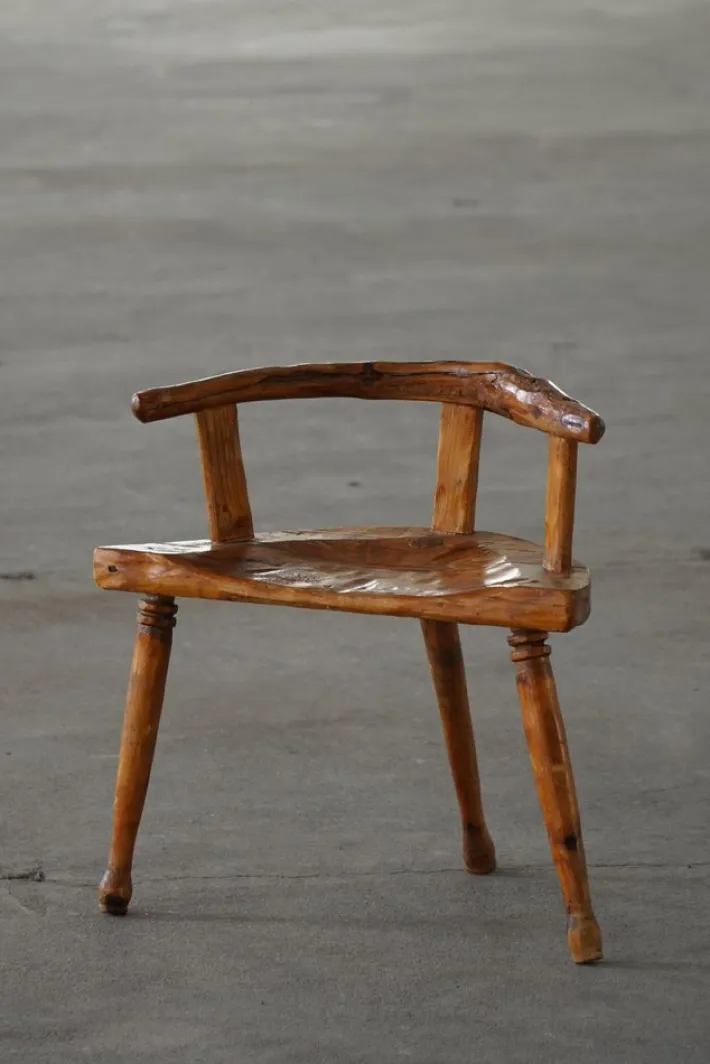 Pamono Scandinavian Folk Art 3-Legged Chair in Pine, 1920s Online