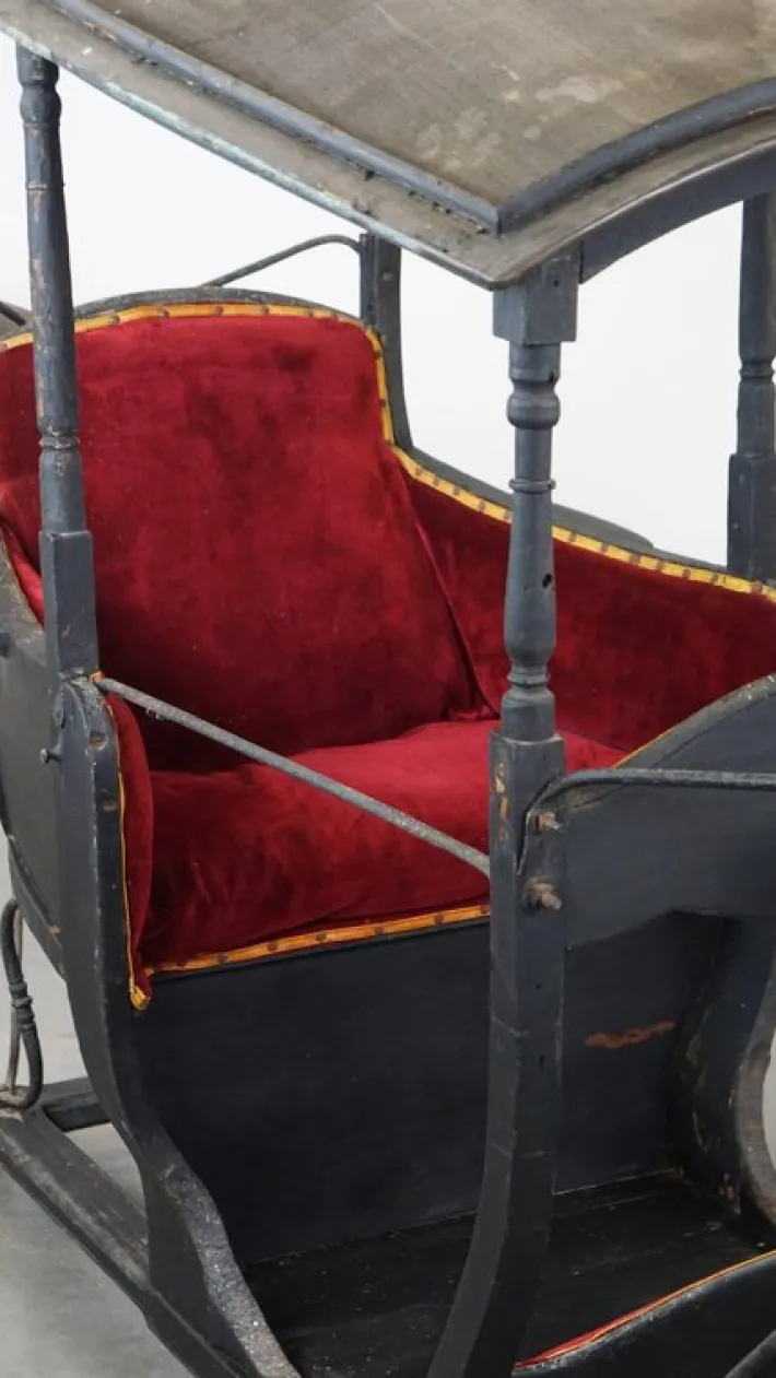 Pamono Sedan Chair Carriage, Late 19th Century Hot