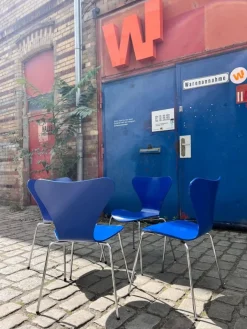 Pamono Series 7 Chairs in Royal Blue by Arne Jacobsen for Fritz Hansen, Set of 4 Clearance