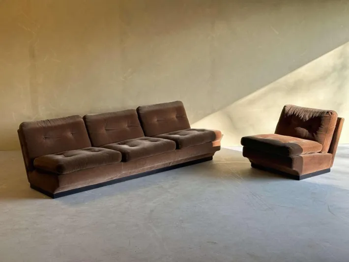 Pamono Set of Brown Velvet Sofa and Lounge Chair by Paolo Caliari for Cassina, 1960s Outlet