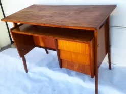 Pamono Small Mid-Century Modern Desk, 1950s-1970s Hot