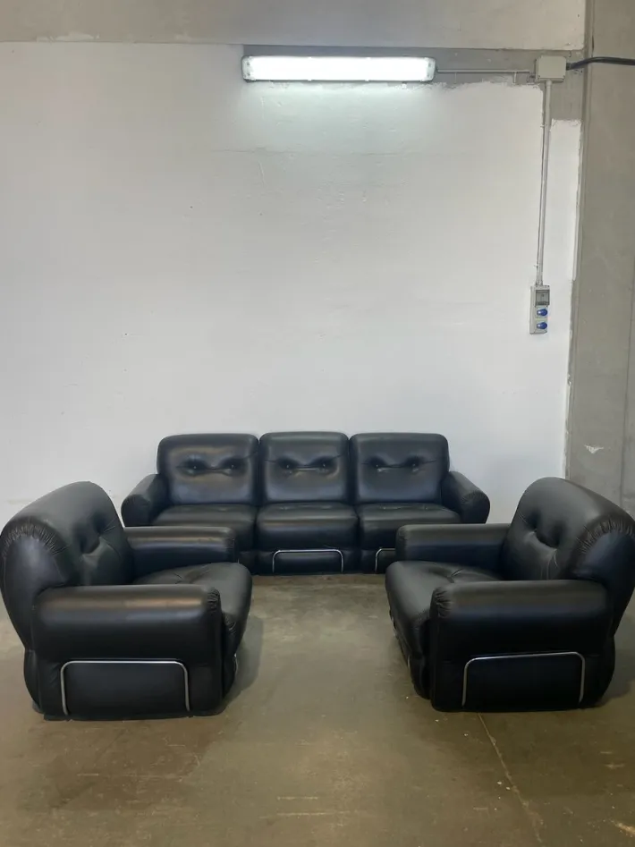 Pamono Sofa and Armchairs in Black Leather by Adriano Piazzesi, 1980s, Set of 3 Online