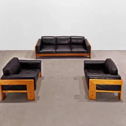 Pamono Sofa and Armchairs Mod. Bastiano in Oak Wood and Black Leather by Afra and Tobia Scarpa for Gavina, 1960s, Set of 3 Sale