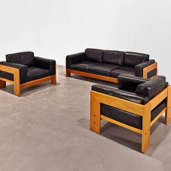 Pamono Sofa and Armchairs Mod. Bastiano in Oak Wood and Black Leather by Afra and Tobia Scarpa for Gavina, 1960s, Set of 3 Sale
