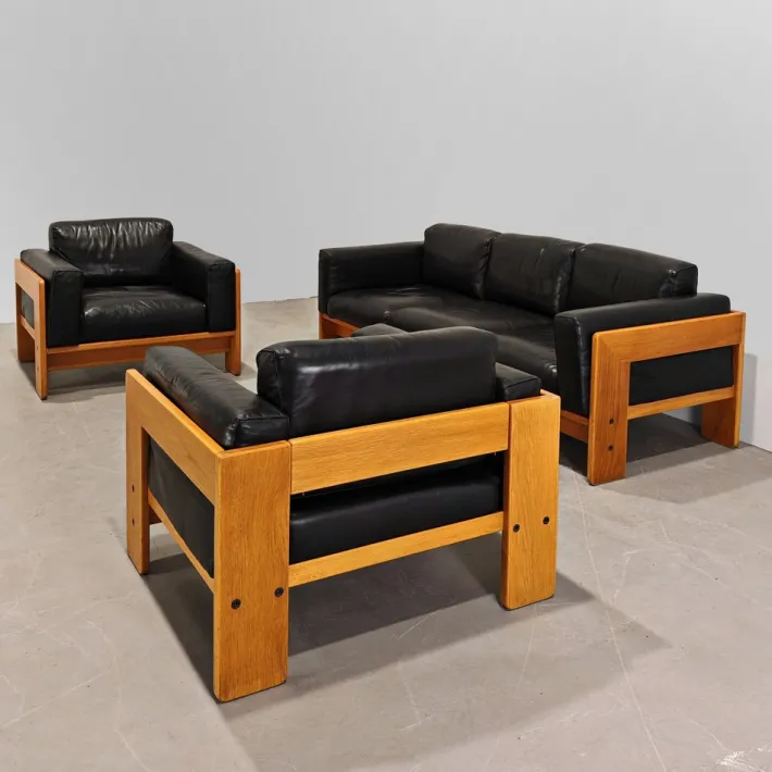 Pamono Sofa and Armchairs Mod. Bastiano in Oak Wood and Black Leather by Afra and Tobia Scarpa for Gavina, 1960s, Set of 3 Sale