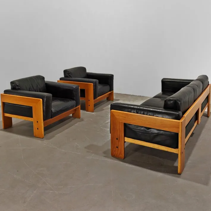 Pamono Sofa and Armchairs Mod. Bastiano in Oak Wood and Black Leather by Afra and Tobia Scarpa for Gavina, 1960s, Set of 3 Sale