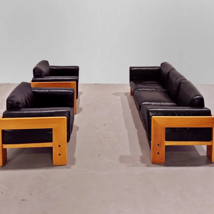 Pamono Sofa and Armchairs Mod. Bastiano in Oak Wood and Black Leather by Afra and Tobia Scarpa for Gavina, 1960s, Set of 3 Sale
