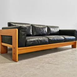 Pamono Sofa and Armchairs Mod. Bastiano in Oak Wood and Black Leather by Afra and Tobia Scarpa for Gavina, 1960s, Set of 3 Sale