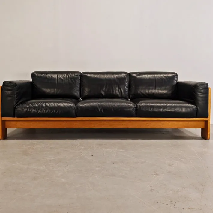 Pamono Sofa and Armchairs Mod. Bastiano in Oak Wood and Black Leather by Afra and Tobia Scarpa for Gavina, 1960s, Set of 3 Sale