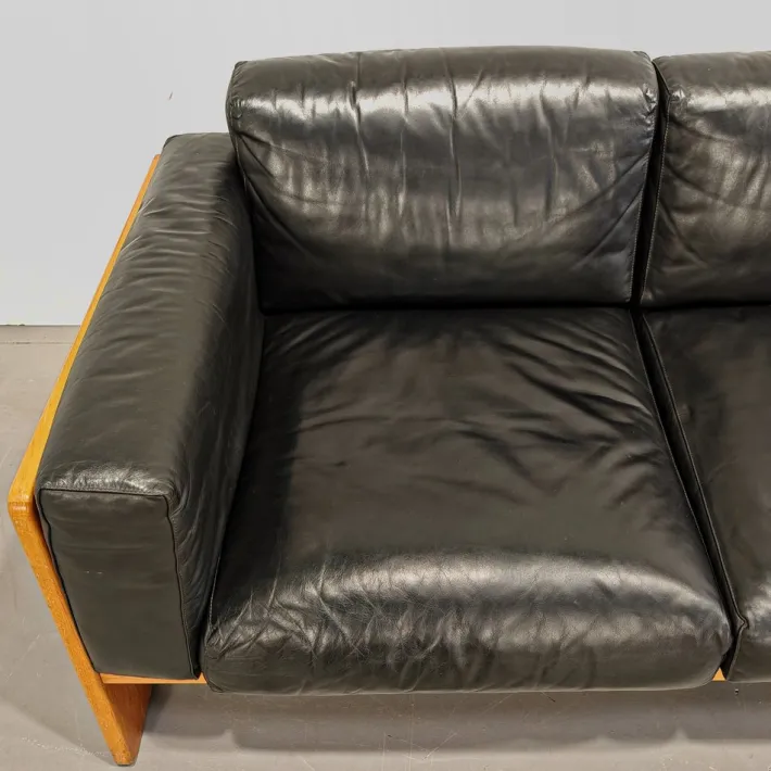 Pamono Sofa and Armchairs Mod. Bastiano in Oak Wood and Black Leather by Afra and Tobia Scarpa for Gavina, 1960s, Set of 3 Sale