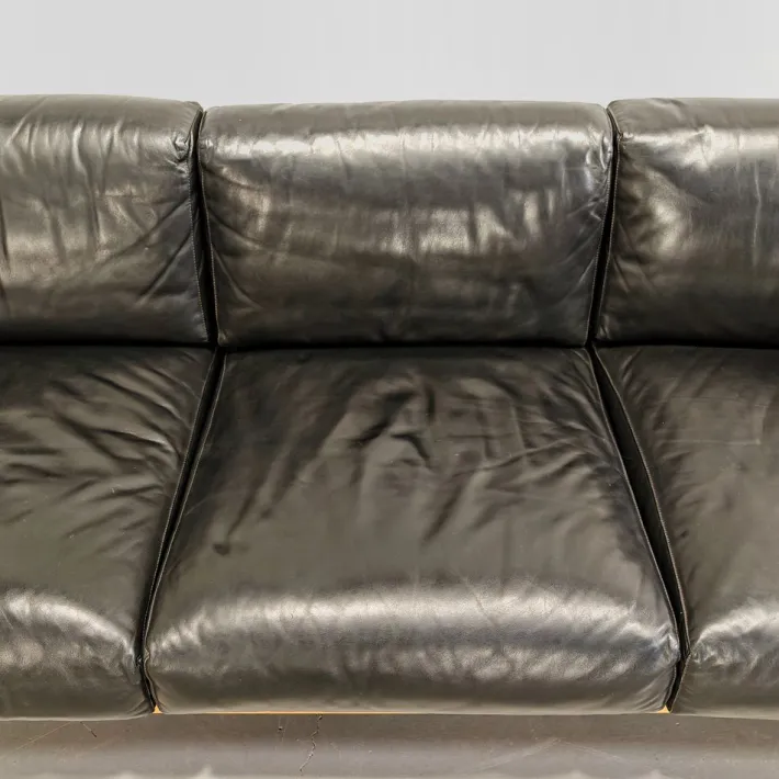 Pamono Sofa and Armchairs Mod. Bastiano in Oak Wood and Black Leather by Afra and Tobia Scarpa for Gavina, 1960s, Set of 3 Sale