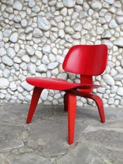 Pamono Stained Red LCW Lounge Chair by Charles & Ray Eames for Herman Miller / Evans Products Company, 1948 Hot