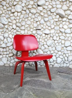 Pamono Stained Red LCW Lounge Chair by Charles & Ray Eames for Herman Miller / Evans Products Company, 1948 Hot