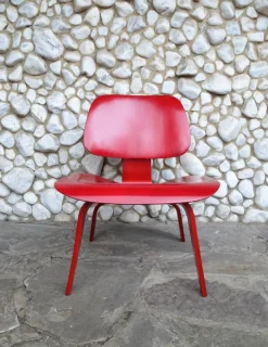 Pamono Stained Red LCW Lounge Chair by Charles & Ray Eames for Herman Miller / Evans Products Company, 1948 Hot