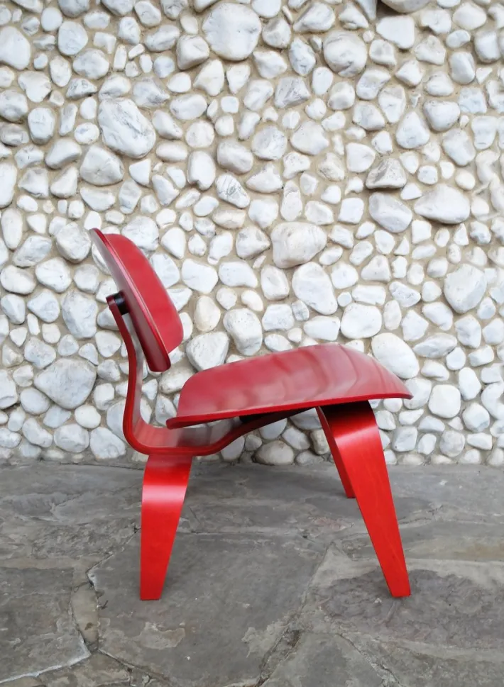 Pamono Stained Red LCW Lounge Chair by Charles & Ray Eames for Herman Miller / Evans Products Company, 1948 Hot