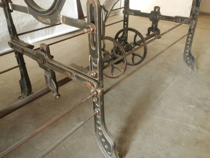 Pamono Table on Necchi Sewing Machine Base, 1920s Outlet